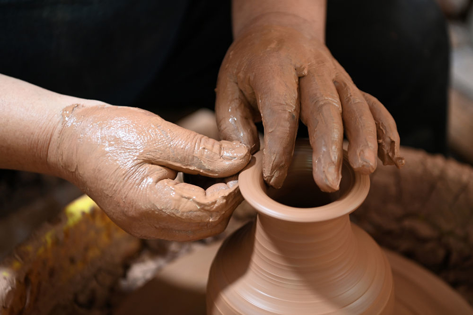 The Rebirth of Clay: Unlocking the Six Secrets of Ceramics(图文)