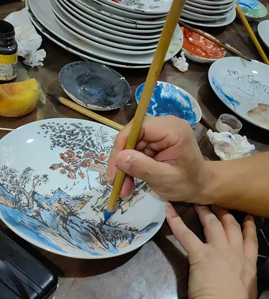 What are the techniques and processes used in over-glaze and under-glaze decoration?(图文)